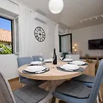 Navis * Podaca